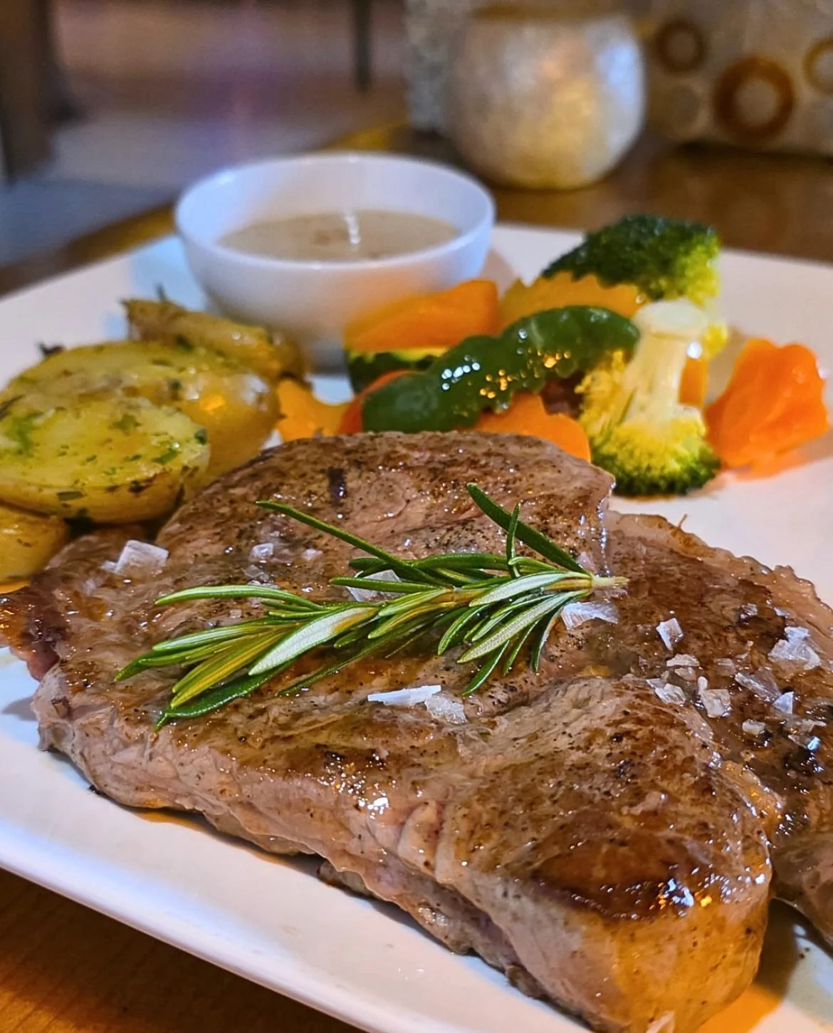 Gegrilde Steak met Rozemarijn en Groenten bij El Momento Jávea