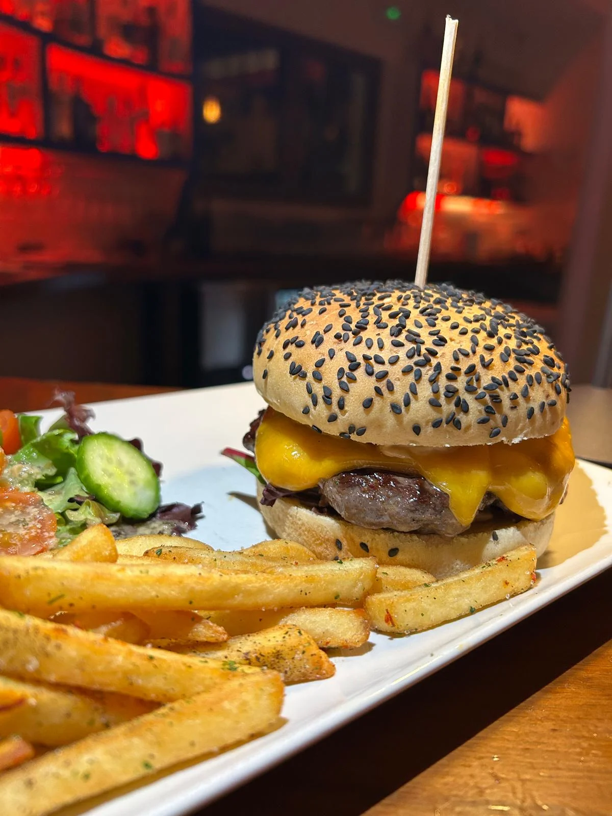 Gourmet Burger met Cheddar en Zwart Sesamzaad bij El Momento Jávea